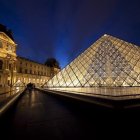 Vista de la pirámide de cristal, entrada al Museo del Louvre, en París.