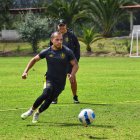 El estratega Santiago Escobar (c) realizó un análisis de la amplia plantilla de los orientales para decidir las bajas para la segunda etapa de la LigaPro.