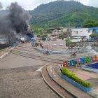 Un grupo de manifestantes protestaron a fuer del recinto policial.