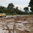 En la capital provincial se registraron deslizamientos de tierra en la vía de ingreso a la ciudad.