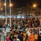 Asistentes y curiosos en el escenario donde se efectuaba la elección de la reina