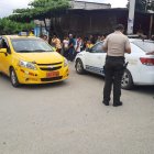 Policías y colegas de los taxistas asesinados en un sector del centro de Naranjal.