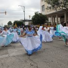 Los estudiantes bailaron al ritmo de ‘Guayaquileño madera de guerrero’, durante el desfile.