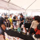 La feria de artesanos y emprendedores se realiza en el ágora del Malecón 2000, por el lado de Aguirre.