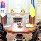 Kiev. El presidente de Corea del Sur, Yoon Suk-yeol, y su par de Ucrania, Volodímir Zelenski.