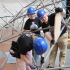 Estructura. Estudiantes y docentes de la Universidad Católica de América reconstruyen el ‘Weatherbreak’.