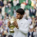Wimbledon (United Kingdom), 16/07/2023.- Carlos Alcaraz of Spain poses with the trophy after winning his Men"s Singles final match against Novak Djokovic of Serbia at the Wimbledon Championships, Wimbledon, Britain, 16 July 2023. (Tenis, España, Reino Unido) EFE/EPA/TOLGA AKMEN EDITORIAL USE ONLY EDITORIAL USE ONLY