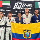 La bandera tricolor flameó en Cancún.