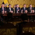 El presidente Guillermo Lasso y varios de sus ministros durante el anuncio de la aplicación del articulo 148 de la Constitución.