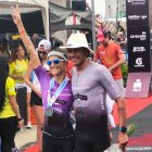 Elizabeth Bravo y Armando Matute festejan tras ganar el IronMan 70.3 en Manta.