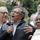 Fotografía de archivo del presidente de Colombia, Gustavo Petro, acompañado por la vicepresidenta, Francia Márquez (d).