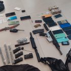 La Policía decomisó en el operativo un fusil, 11 cartuchos de fusil, 18 celulares y radios de comunicación.