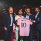 Los directivos del club le hicieron la entrega de la camiseta a Messi.