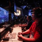 Personas juegan a Call of Duty durante la Electronic Entertainment Expo.