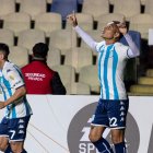 El último club del delantero Paolo Guerrero (d) fue el Racing argentino, donde marcó tres goles.
