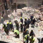Rescatistas trabajan en la zona del derrumbe, en el barrio de Hadayek al Qoba, este de El Cairo.