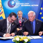 El canciller de Ecuador, Gustavo Manrique, y el representante de la UE en Ecuador, Charles-Michel Geurts, suscribiendo el memorando.