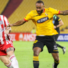 Leonai Souza (d) Barcelona disputa el balón con Benjamín Rollheiser de Estudiantes.