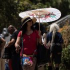 Calor. Una mujer se protege del sol en el Echo Park, en Los Ángeles, California.