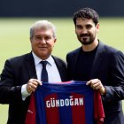 Gundogan posando con el presidente del club, Joan Laporta y su nueva camiseta.