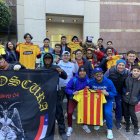 Decenas de hinchas de Barcelona llegaron a Buenos Aires, para el duelo ante Estudiantes de La Plata.