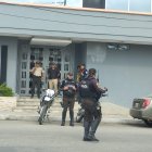 Investigación. Policías custodiaban la Unidad Judicial de Santa Elena, donde se procesó a sospechosos.