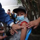 Fotografía de archivo de un niño mientras es vacuando contra la Covid-19 en Ciudad de México (México).