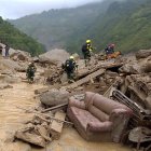 Fotografía cedida por la Policía Nacional de Colombia que muestra a miembros de organismos de rescate en la zona donde ocurrió una avalancha en Quetame, Cundinamarca (Colombia).