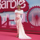 La actriz australiana Margot Robbie posa en la alfombra rosa del estreno europeo de "Barbie" en el centro de Londres, Reino Unido, el 12 de julio de 2023.