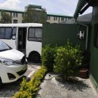 Sostenibilidad.- Un carro recibe carga eléctrica.