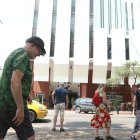 Paseo. En el centro de la ciudad se puede observar la llegada de turistas extranjeros que recorren los sitios más atractivos de la urbe.