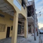 Hecho. En varios tramos de la zona, hay cables colgando a su paso.