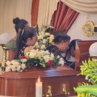 Ciro, mamá de Ríder Sanchez, se acerca al féretro de su hijo