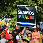 Manifestación. Un hombre levanta una pancarta entre mujeres.