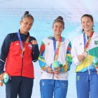 María Emilia Quintana en lo más alto del podio del torneo de tenis de playa. Fue oro en individual femenino y bronce en parejas mixtas.