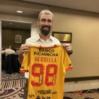 Juan Manuel Herbella recibió una camiseta de Barcelona, previo al duelo de ayer frente a Estudiantes de La Plata por la Copa Sudamericana. El argentino es hoy doctor y docente universitario en su país.