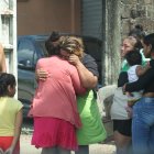 Lamento. Familiares de una víctima de sicariato en Durán esperaron en el lugar hasta que llegue Crimininalística.