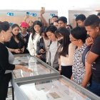 Exhibición. Una de las guías del Museo Numismático da información a un grupo de visitantes  en una de las muestras itinerantes en la Universidad Salesiana de Guayaquil.