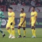 Jugadores de BSC salen cabizbajos por la dura derrota.