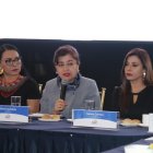 Atamaint coincidió en un conversatorio sobre voto telemático este 19 de julio con la viceministra de Relaciones Exteriores, Silvia Espindola (centro) y la jueza electoral Ivonne Coloma.