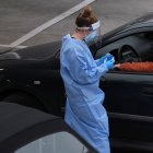 Imagen de archivo de sanitarios haciendo pruebas PCR a los conductores en el punto autocovid de un hospital.