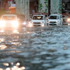 Automovilistas transitan por una carretera inundada tras las fuertes lluvias monzónicas en Rawalpindi, Pakistán, el 19 de julio de 2023.