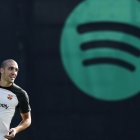 El jugador del FC Barcelona Oriol Romeu durante el entrenamiento que el equipo azulgrana ha llevado a cabo este miércoles en la ciudad deportiva Joan Gamper, el último antes de volar a Estados Unidos para realizar la gira de pretemporada. EFE/Alejandro García