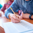 Las instituciones educativas particulares tienen prohibido negarle a un estudiante rendir un examen por deudas