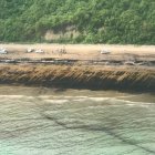 El petróleo en el mar deja sus marcas en la arena de la playa Las Palmas.