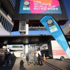 En las afueras del Eden Park se detecta movimiento de gente de la organización.