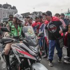 Manifestantes discuten con un policía de tránsito durante una marcha para reclamar la renuncia de la presidenta Dina Boluarte y el cierre del Congreso hoy, en Lima (Perú). EFE/ Aldair Mejia