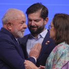 El presidente de Brasil, Luis Ignacio Lula da Silva, el presidente de Chile, Gabriel Boric, y la ministra de Relaciones Exteriores de El Salvador, Alexandra Hill Tinoco, durante la sesión fotográfica "ÄòDigital Alliance"Äô en la Cumbre UE-CELAC