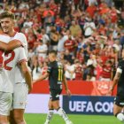 Pedro Ortiz (i) marcó el gol del empate de Sevilla que forzó la definición por penales.