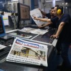 PRODUCCIÓN. A medida que se entregan las planchas, estas son colocadas en las unidades de impresión, proceso que puede durar dos o más horas.